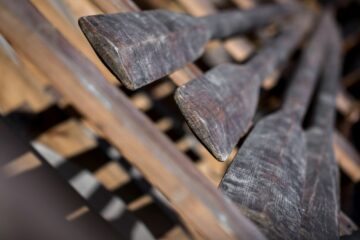 Braune Holzpaddel auf Holz in Nahaufnahme