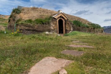 Eingang eines Hauses in Hügel hineingebaut