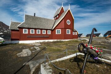 rote Holzkirche auf Fels