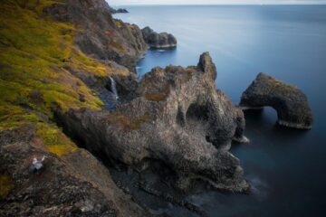 Vulkanformation aus Stein am blauen Fjord