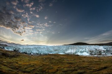 Gletscher vor grünen Wiese