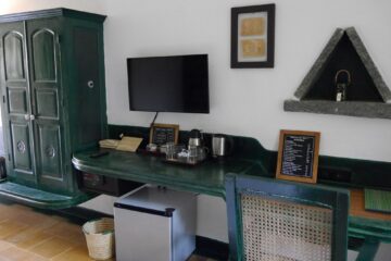 Schreibtisch mit Kühlschrank, Bildschirm