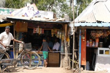 Kiosk mit Jungem an Theke und einheimischem verkäufer