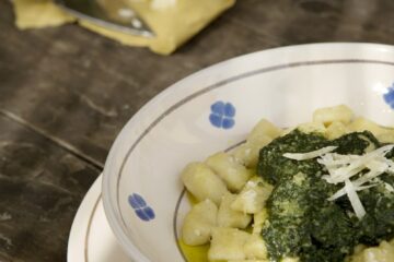 Teller mit Pasta und Pesto