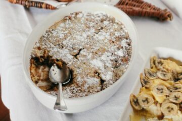 Aufläufe und Kuchen auf Tisch