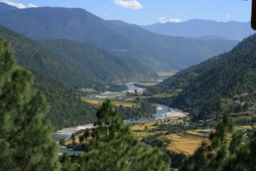 Flussllauf durch Tallandschaft
