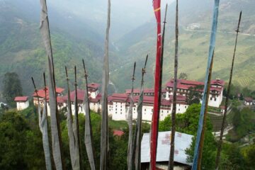 Blick durch Gebetsstangen auf Kloster