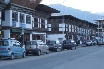 Straßenzeile mit Häusern und Autos