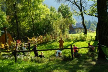 Gruppe bewegt sich auf Wiese