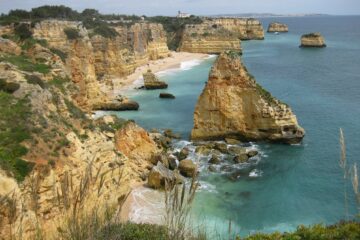 Steilküste und türkisblaues Meer