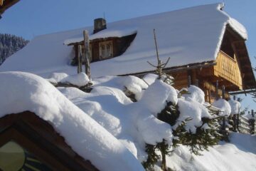 Almhaus mit dicker Schneehaube