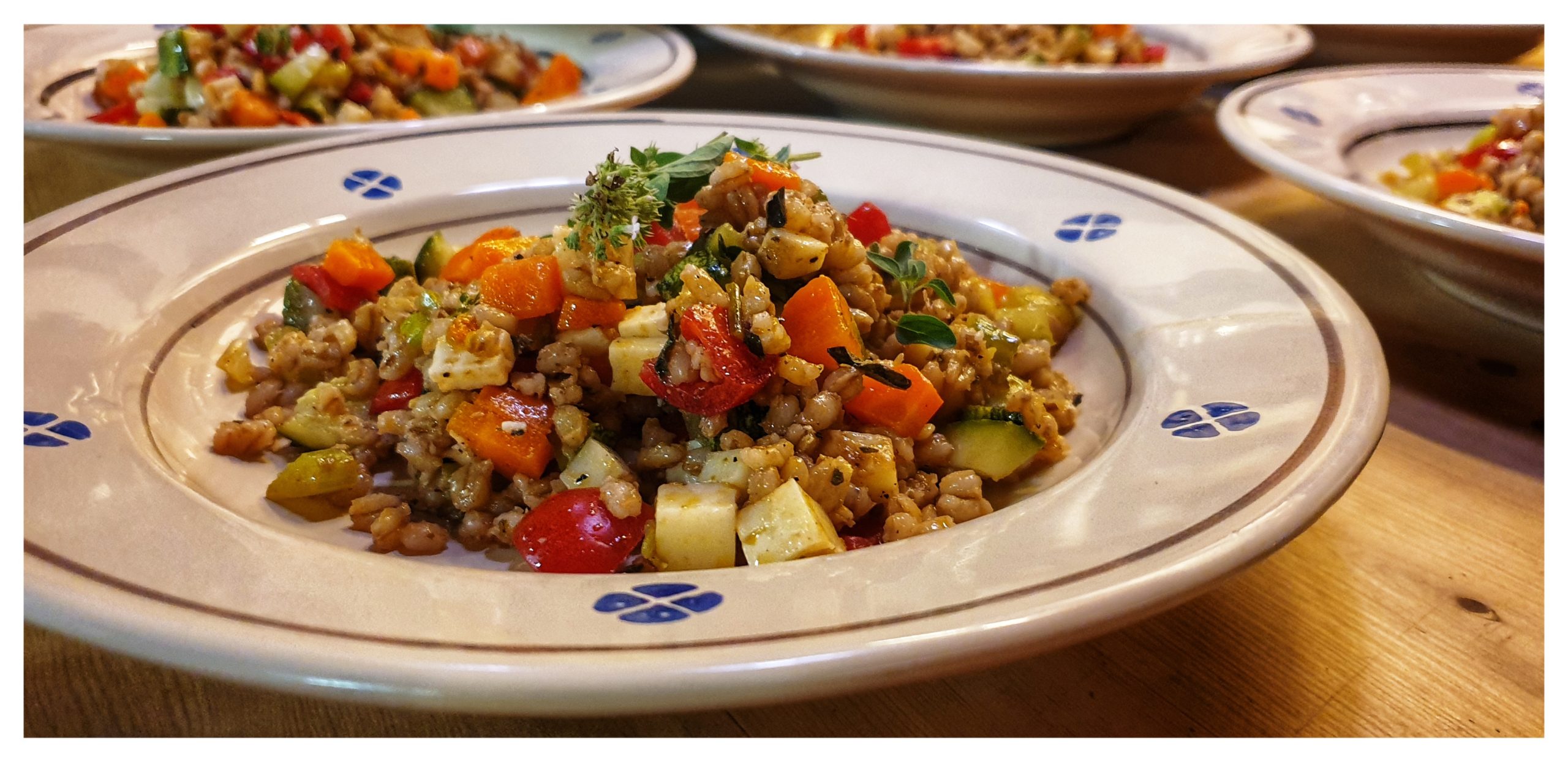 Teller mit Gemüsegericht