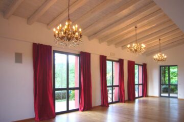 Saal mit roten Vorhängen und Kronleuchtern