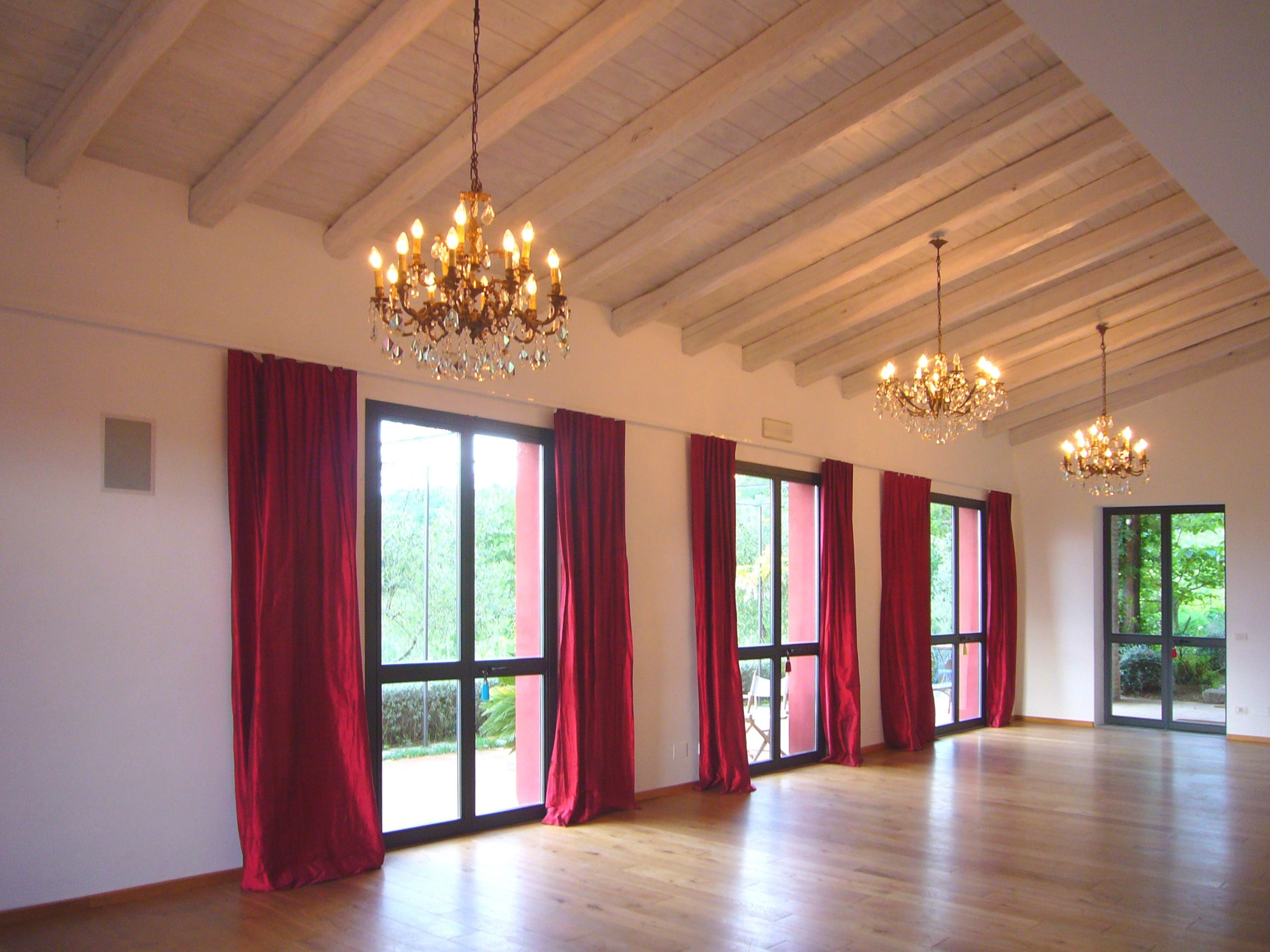Saal mit roten Vorhängen und Kronleuchtern