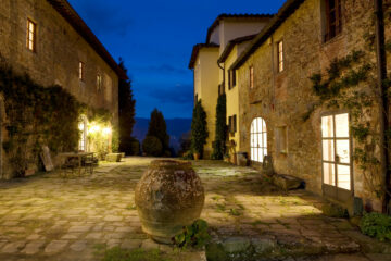 Innenhof in der Abenddämmerung