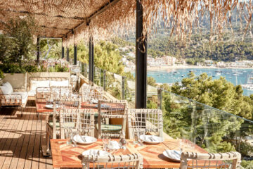 Terrasse mit Rattanmöbeln über Bucht