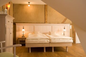 Schlafzimmer mit Doppelbett in hellem Holz