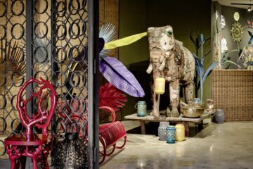 Elefant als Statue mit bunten Plastikpalmen und bunten Keramik-Windlichtern