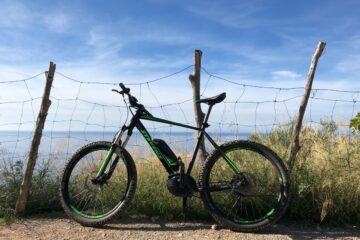 Mountainbike an Zaun gelehnt