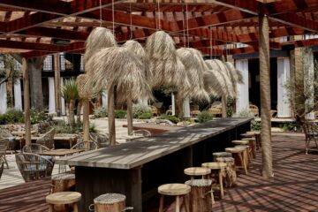 Holzbar im Außenbereich mit Holzhockern