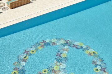 Peace-Zeichen aus Blumen am Boden des Pools