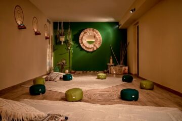 Yogaraum mit grüner Wand und Ocker