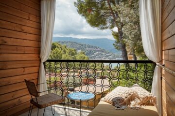 Balkon mit Stuhl, Tüsch und Tagbett mit Blick aufs Meer
