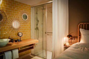 Zimmer mit gelb gefliester Waschablage