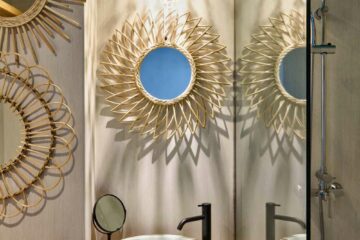 Waschtisch und Dusche mit verschiedenen Rattanspiegel und Lampe
