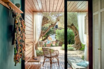 Blick vom Zimmer auf Terrasse und Garten