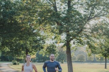 Mann und Frau joggen