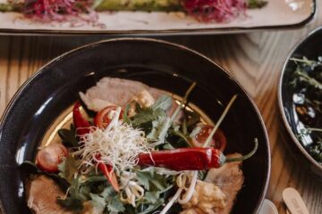 Garnierter Teller mit Mahlzeit mit Fleisch und Salat