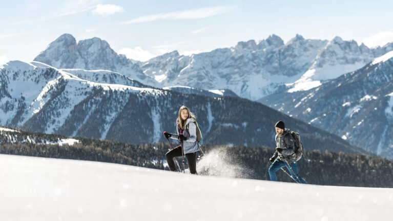 Frau und Mann wandern im Schnee