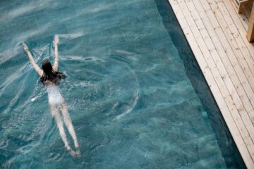 Frau schwimmt im Pool