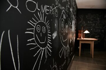 Schwarze Wände mit Kreidefarben bemalt