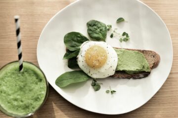 Brot mit Pesto und Ei