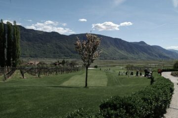 Golfplatz mit Blick auf Berge