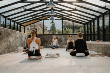 Yoga unter Fensterdach