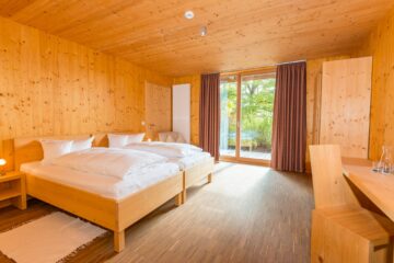 Großes Zimmer mit zwei Doppelbetten
