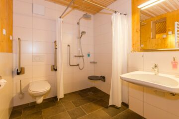 Badezimmer mit begehbarer Dusche