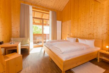 Doppelzimmer mit Doppelbett lichtdurchflutet