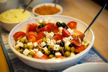 Salat mit Tomaten und Oliven