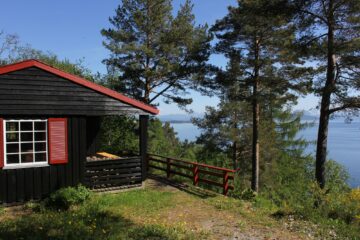 Holzhaus mit Terrasse und Blick zum Meer