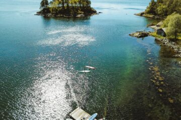 Zwei SUP-Fahrer auf reflektierendem Wasser
