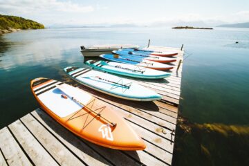 SUP-Boards auf Steg