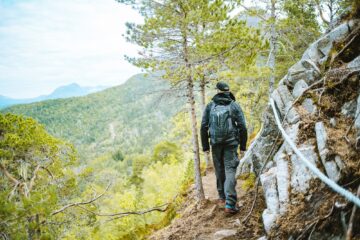 Mann wandert Bergweg entlang