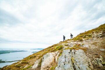 Mann und Frau wandern