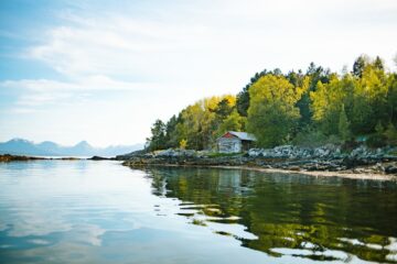 Fjord und Berg und Hütte