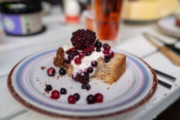 Kuchen mit Joghurt und roten Beeren