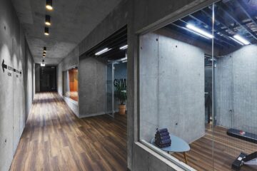 Gang mit Beton Cubes für Fitness und Sauna